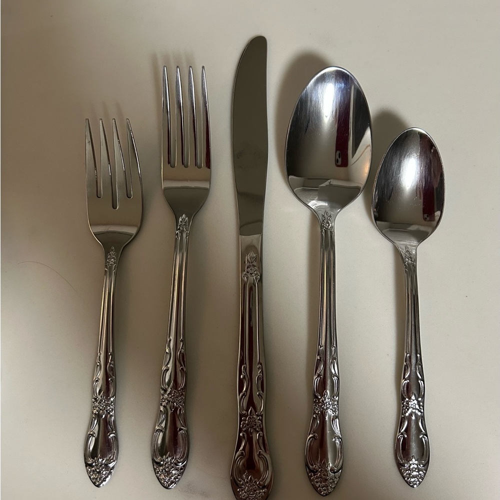 Oneida Venus 62 Piece Silverware Set